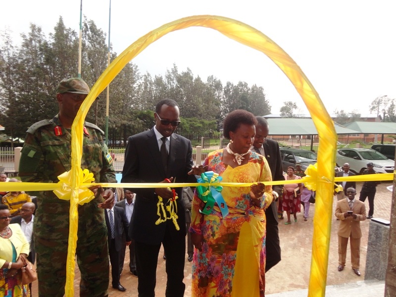 Guverineri Munyantwali Alphonse ataha akarere hamwe n'abandi bayobozi