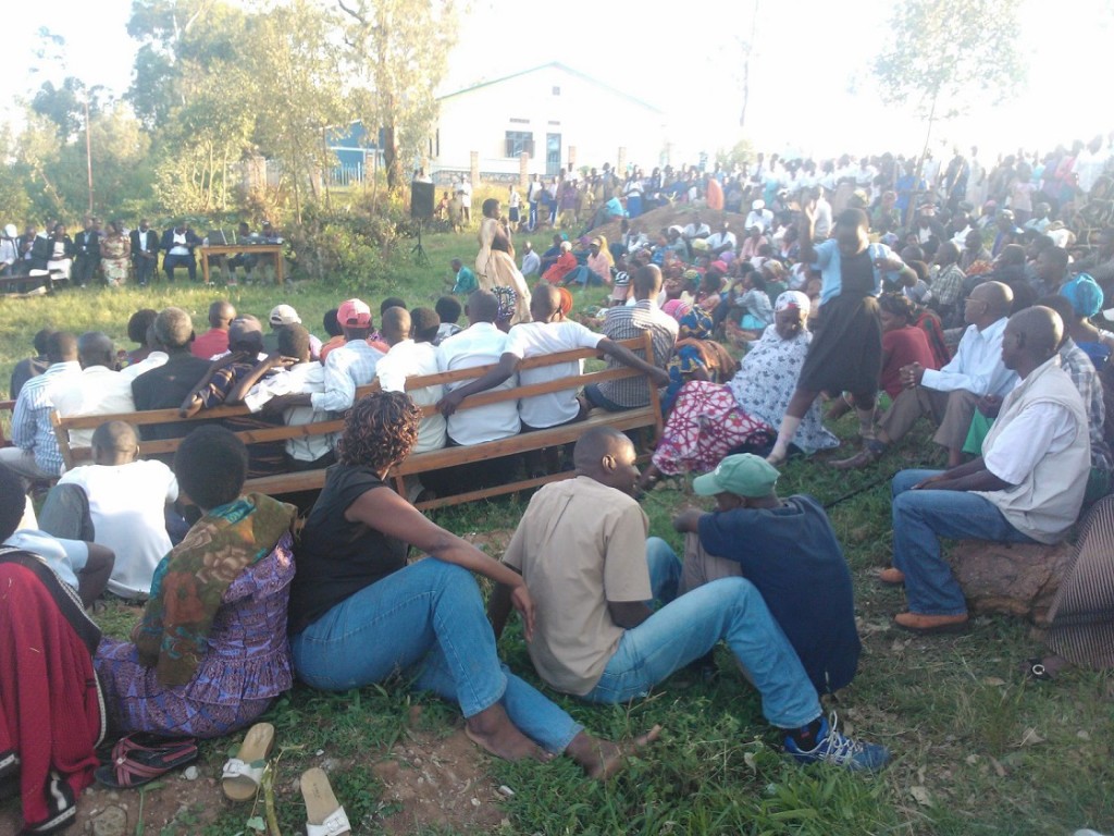 Abaturage baje kumva imigabo n'imigambi by'abakandida.