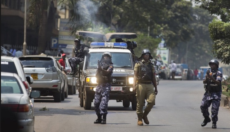 Abapolisi n'Abasirikare mu gukumira imyigaragambyo i Kampala.