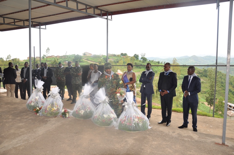 Abayobozi bari gushyira indabyo ahashyinguye imibiri y'abazize Jenoside