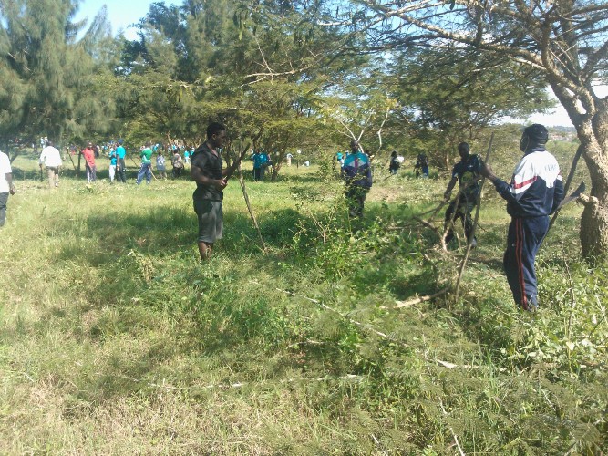 Abakirisitu b'itorero ry'abadivantisiti mu gikorwa cy'umuganda.