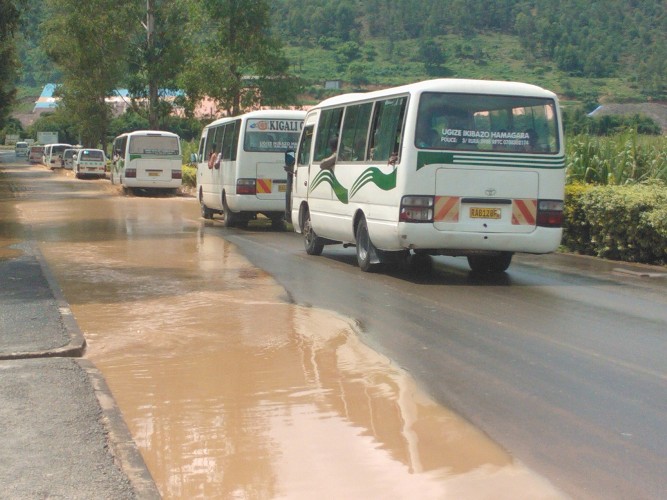 Ubwo imodoka zari zifashe umuhanda zitwaye abantu zerekeje Kigali.