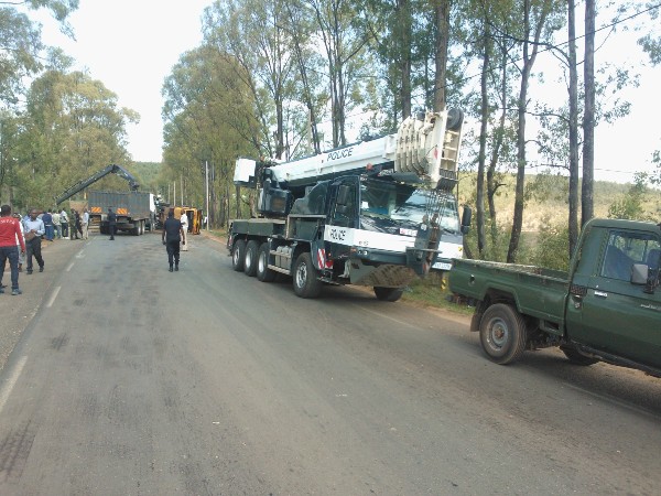 Polisi yari yaje mu butabazi n'imodoka yabugenewe iterura ibiremereye. 