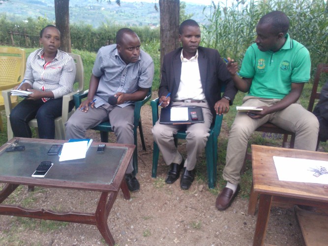 bamwe mu bagize itsinda ryoherejwe n'akarere gukemura ibibazo bya girinka.