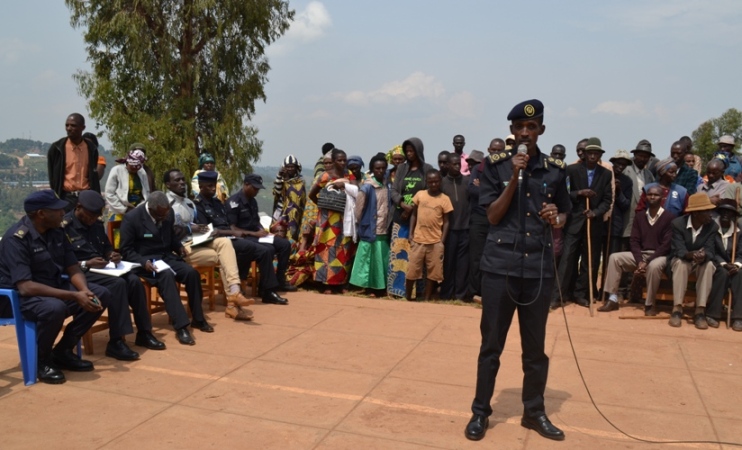 ACP Muligo hamwe n'abandi bayobozi baganira n'impunzi za Gihembe.