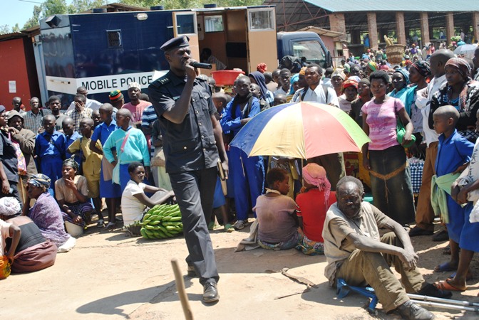 CIP Hubert Rutaro yigisha abaturage i Karongi.