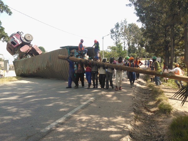 Igikamyo cyakurwagamo ibiti bijyanwa gupakirwa mu yindi modoka .