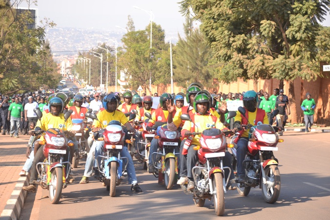 Abamotari bifatanije na Polisi n'umujyi wa Kigali mu rugendo rushyigikira Isuku n'umutekano.