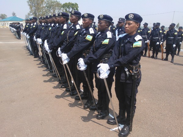 Bamwe mu bapolisi barangije amasomo y'aba ofisiye bato muri Polisi.