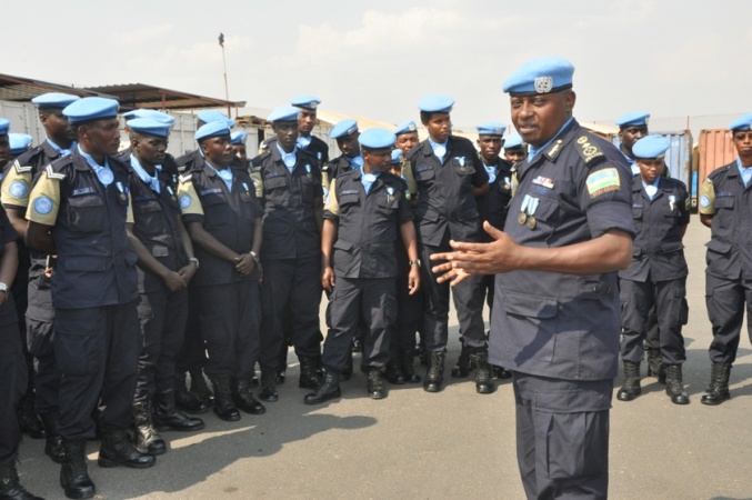 CP Mugisha, aganiriza abapolisi yari ayoboye Haiti ubwo bari bageze Kigali.