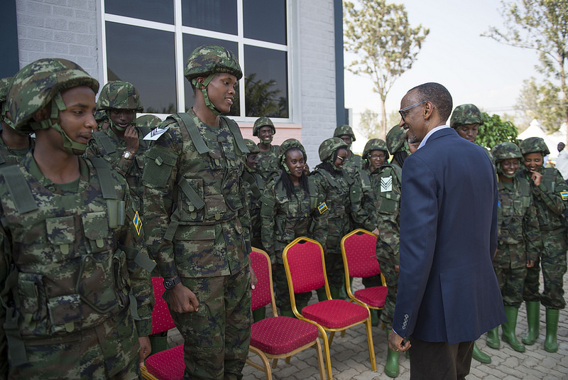 Aha perezida wa Repubulika Paul Kagame yari imbere y'abasore n'inkumi barangije itorero Indangamirwa.