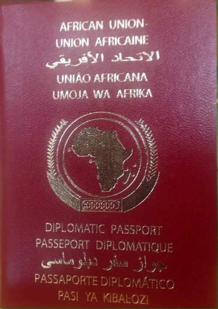 Urwandiko rumwe rw'inzira (passport nyafurika) urebeye inyuma.