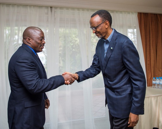 Perezida Paul Kagame w'u Rwanda asuhuzanya na mugenzi we wa Kongo Kinshasha Joseph Kabila Kabange.