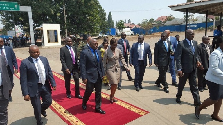 Minisitiri w'ububanyi n'amahanga w'u Rwanda Louise Mushikiwabo ari kumwe na Perezida Kabila