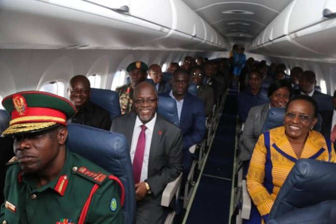 Perezida Magufuli, umugore we hamwe n'abandi banyacyubahiro bataha indege nshya.