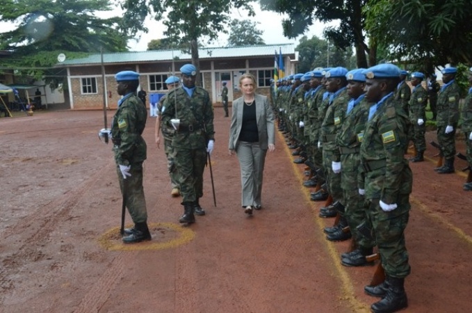 santarafurika-1parade_inspection