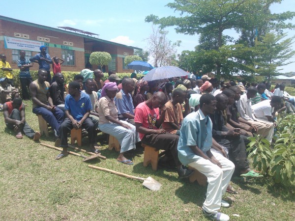 Bamwe mu baturage nyuma y'igikorwa cy'umuganda baricaye baganira n'ubuyobozi.