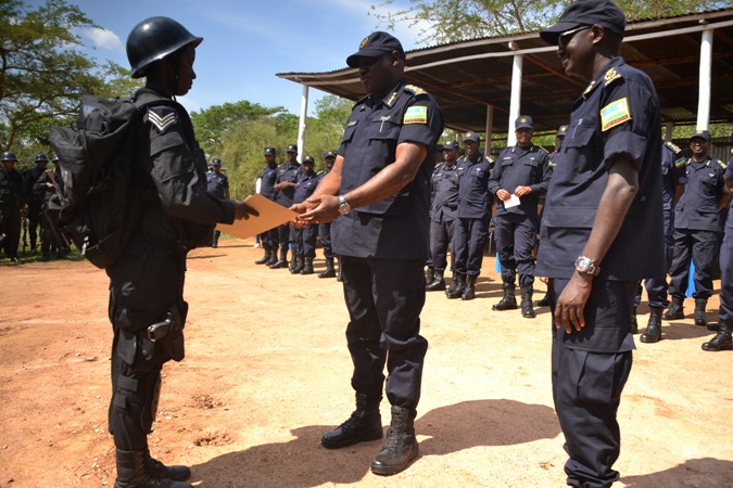 IGP Gasana, ashyikiriza ibihembo abapolisi bitwaye neza.