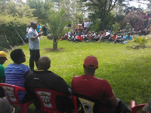 Minisitiri Ambasaderi Claver Gatete aganira n'anabturage.