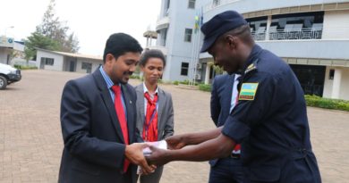 Polisi y’u Rwanda yashyikirije ibiro by’ivunjisha amayero 300,000 yari yibwe Polisi y’u Rwanda yashyikirije ibiro by’ivunjisha amayero 300,000 yari yibwe