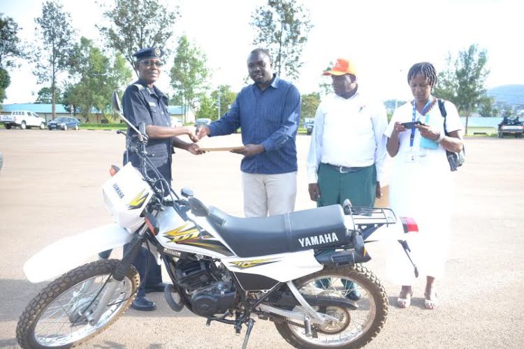 Polisi y’u Rwanda yashyikirije moto beneyo bayibiwe muri Uganda
