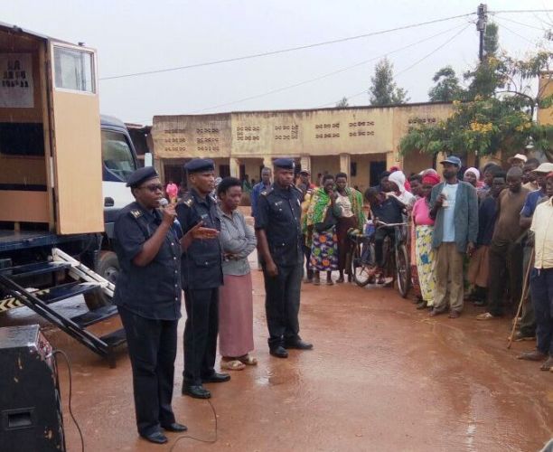 Mobile Police Station Van yasuye abaturage ba Rweru mu Bugesera