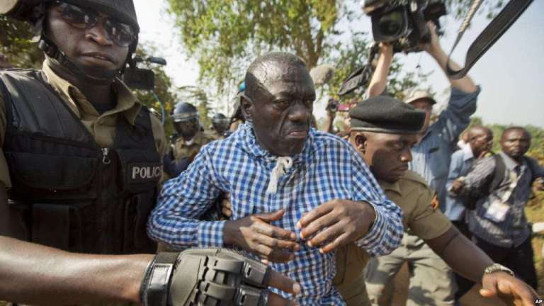 Besigye, yihaye kurahirira kuyobora Igihugu atambikanwa na Polisi