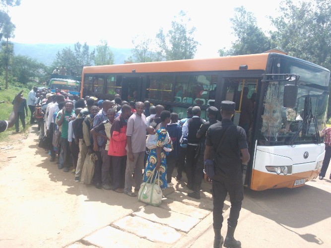 Bafunguriwe umuhanda ngo bambuke Nyabarongo bashima Imana