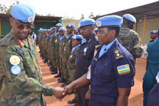 Abapolisi b’u Rwanda bari mu butumwa bw’amahoro muri Darfur bambitswe imidari