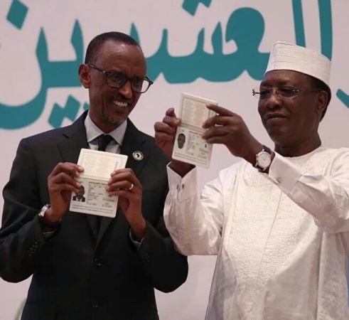 Pasiporo yambere nyafurika yahawe Perezida Kagame na Idriss deby