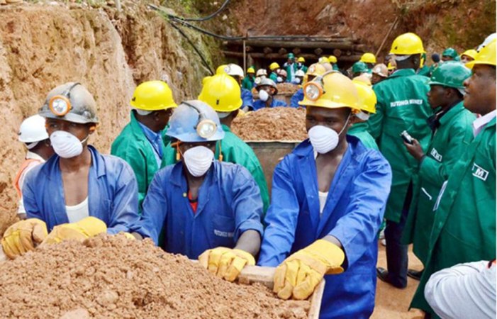 Abakozi 60 baturuka muturere tunyuranye bahuguriwe ku kurwanya ubucukuzi butemewe n’amategeko