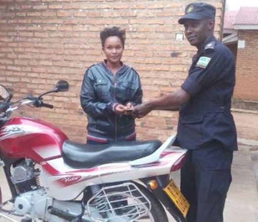 Nyarugenge: Umuturage yasubijwe Moto ye nyuma y’uko Polisi ifashe ukekwaho kuyiba