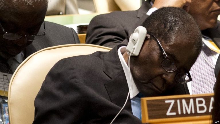 Perezida Robert Mugabe, abamubeshyera gusinzirira mu nama bafite ibibazo