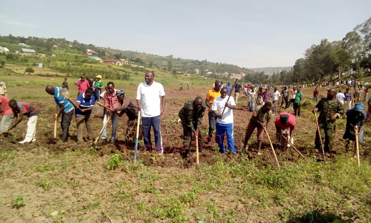 Kamonyi-Army week: Umuganda werekanye urukundo n’umubano mwiza mu baturage n’Ingabo