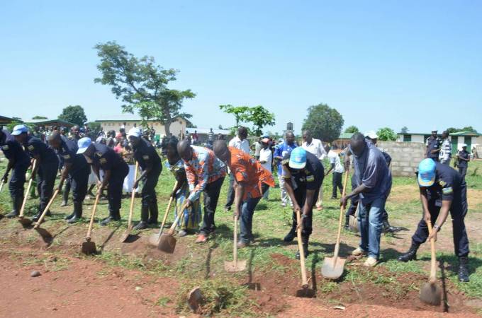 Abapolisi b’u Rwanda bari muri Centrafrique bakoze umuganda basukura ishuri