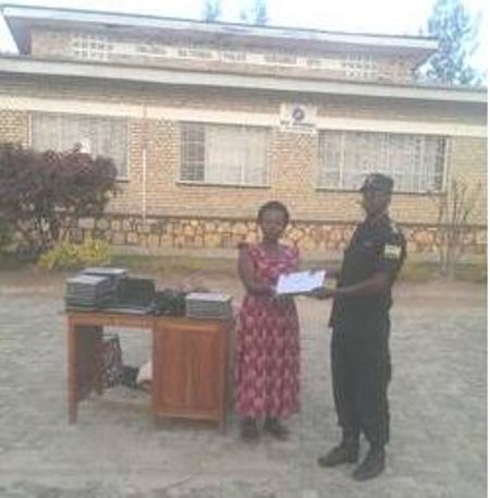 Ruhango: Polisi y’u Rwanda yasubije mudasobwa 27 zari zaribwe mu kigo cy’ishuri