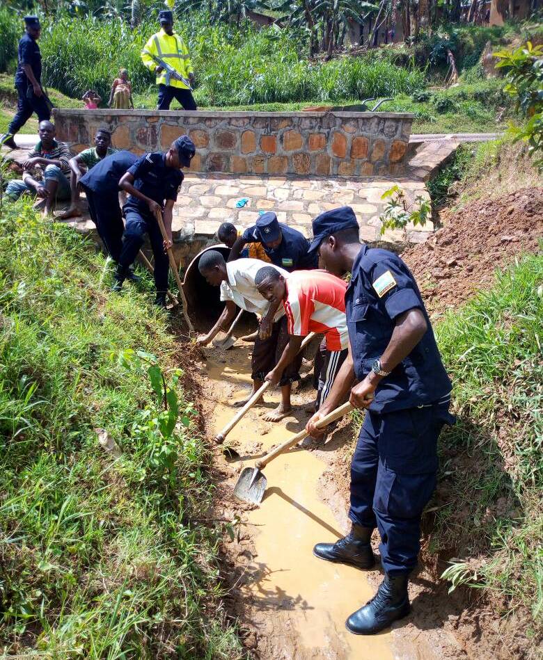 Gakenke: Polisi n’Abaturage bafatanije gusibura umuyoboro w’Amazi