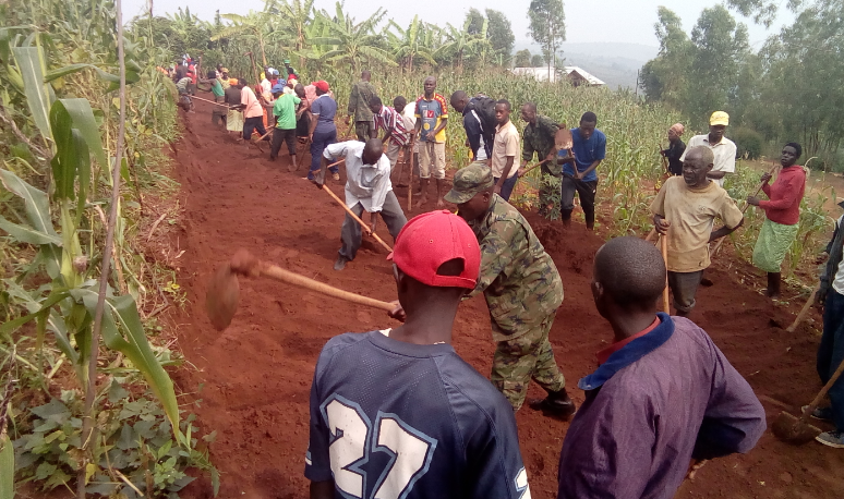 Kamonyi: Abanyarukoma i Gishyeshye bakoze umuganda wo kwihangira umuhanda