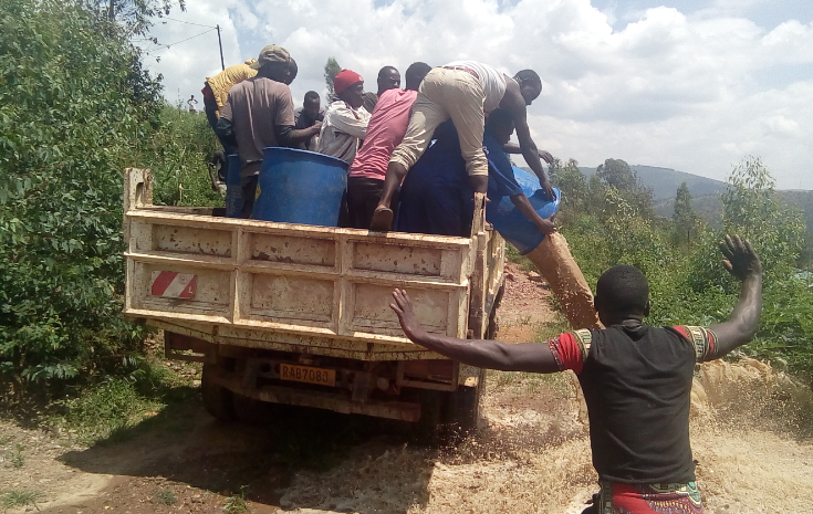 Kamonyi: Dore amafoto ya Litiro zisaga ibihumbi 10 z’inzoga z’inkorano zitemewe zafashwe zikamenwa