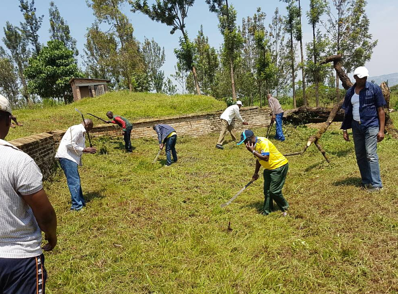 Kamonyi: Abarokotse Jenoside yakorewe Abatutsi mu 1994 ku Mugina bakoze isuku ku Rwibutso baganira byinshi