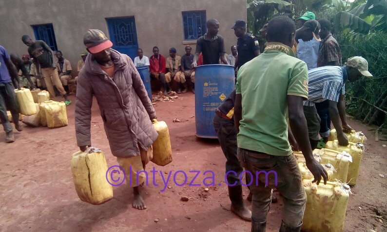 Kamonyi-Rukoma: Inzego zitandukanye zahagurukiye inzoga z’inkorano zitemewe(Amafoto)