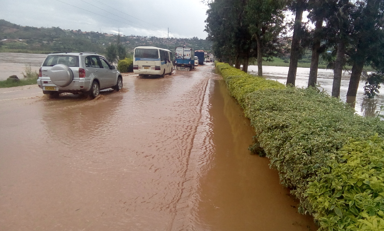 Nyabarongo ikomeje gutanga ibimenyetso byo kuba yabuza bamwe kuyambuka(amafoto)