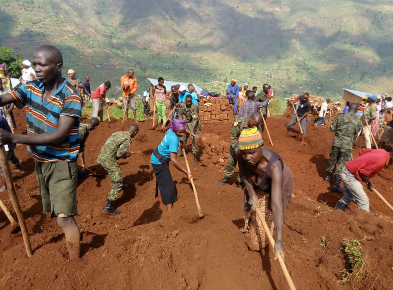 Rulindo: Polisi n’urubyiruko rw’Abakorerabushake batangiye igikorwa cyo kubakira abatishoboye