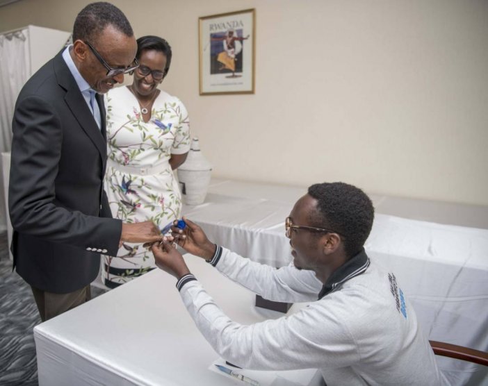 Perezida Kagame ari kumwe n’umufasha we Jeannette Kagame batoreye Abadepite mu gihugu cy’u Bushinwa