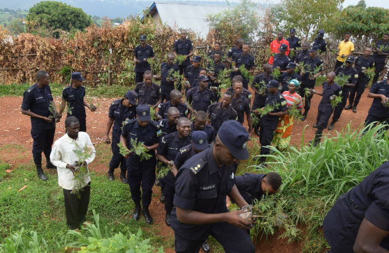 Kigali: Polisi yifatanije n’abaturage mu muganda usoza ukwezi kw’Ugushyingo