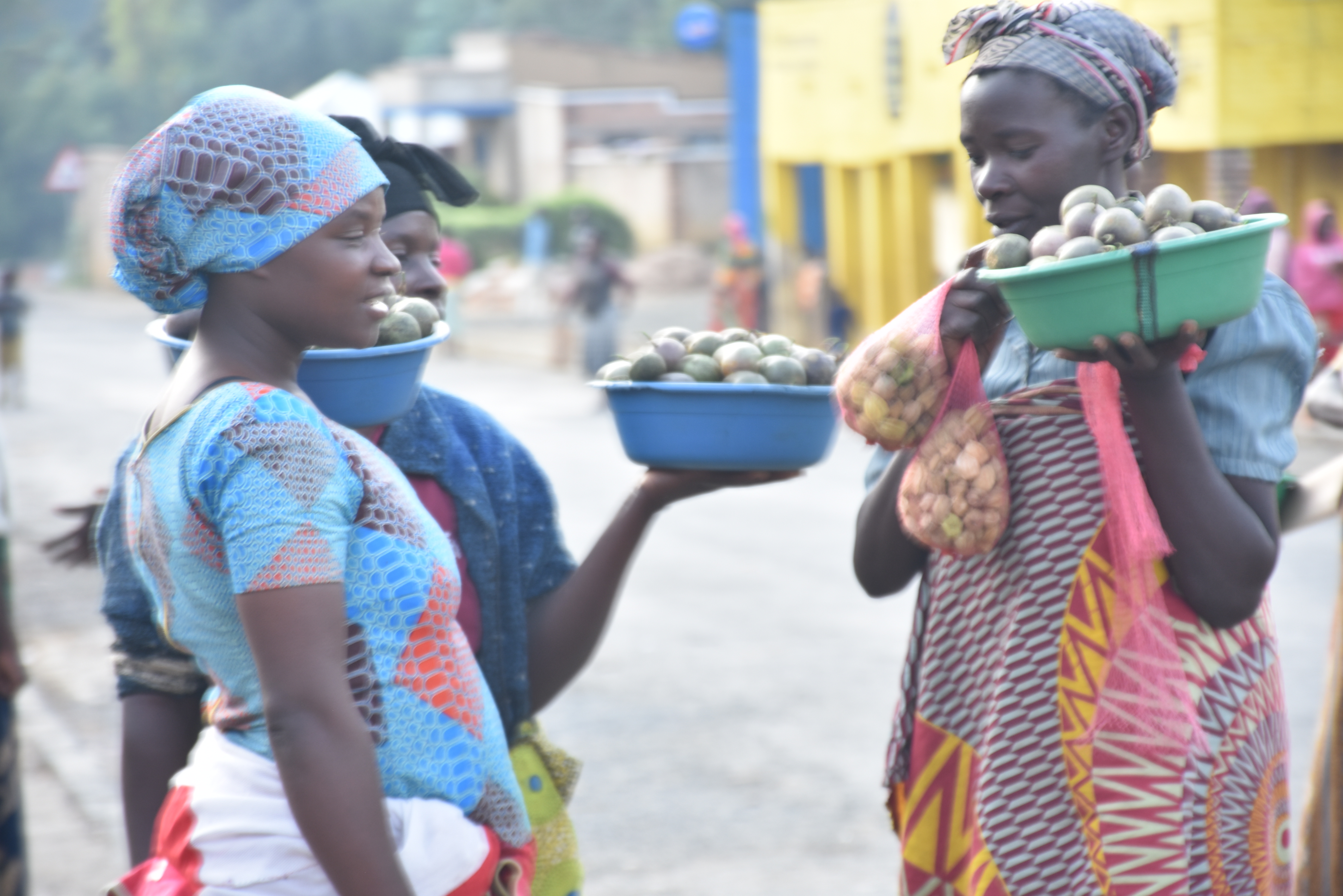 Karongi: Bamwe mu bagore bacuruza imbuto ku muhanda bavuga ko bakize igisuzuguriro mu ngo