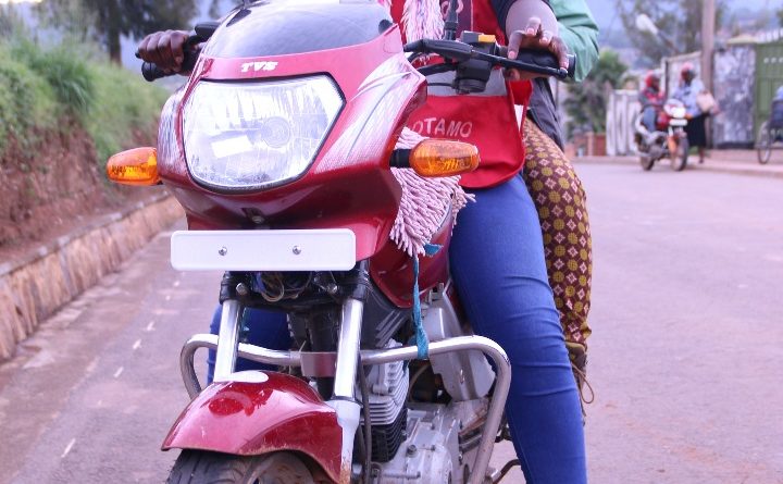 Huye: Abagabo batatu bafatanwe Moto bikekwa ko yibwe isubizwa nyirayo