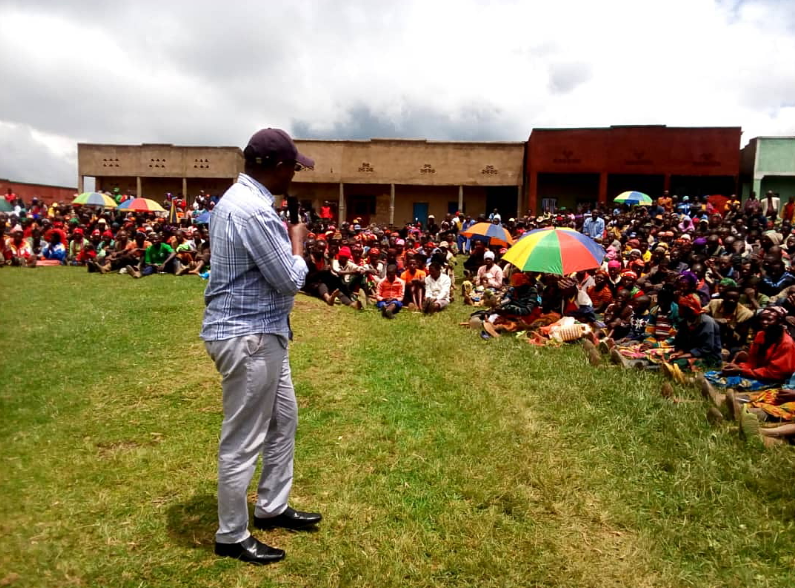 Karongi-Umuganda: Minisitiri Biruta yasabye ababyeyi kwipimisha batwite no kubyarira kwa muganga