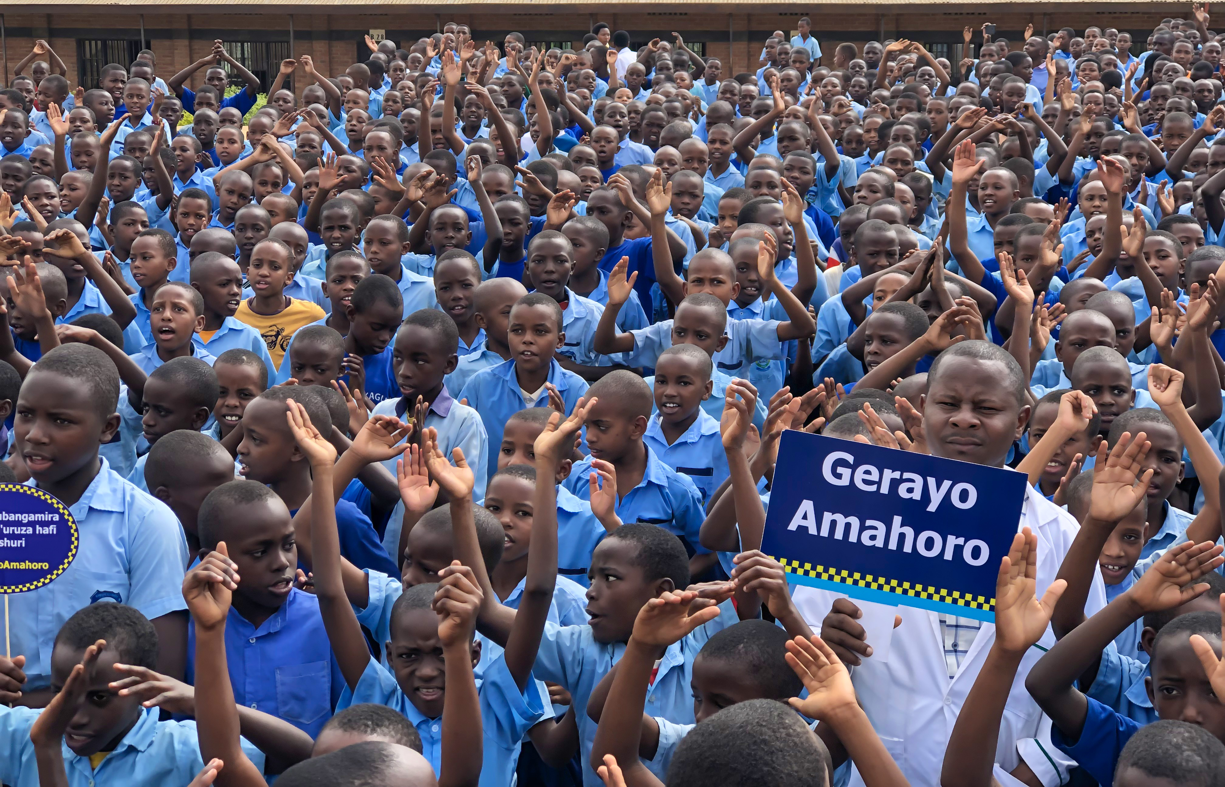 Ubukangurambaga bwo kurwanya impanuka zo mu muhanda bwakomereje mu bigo by’amashuri