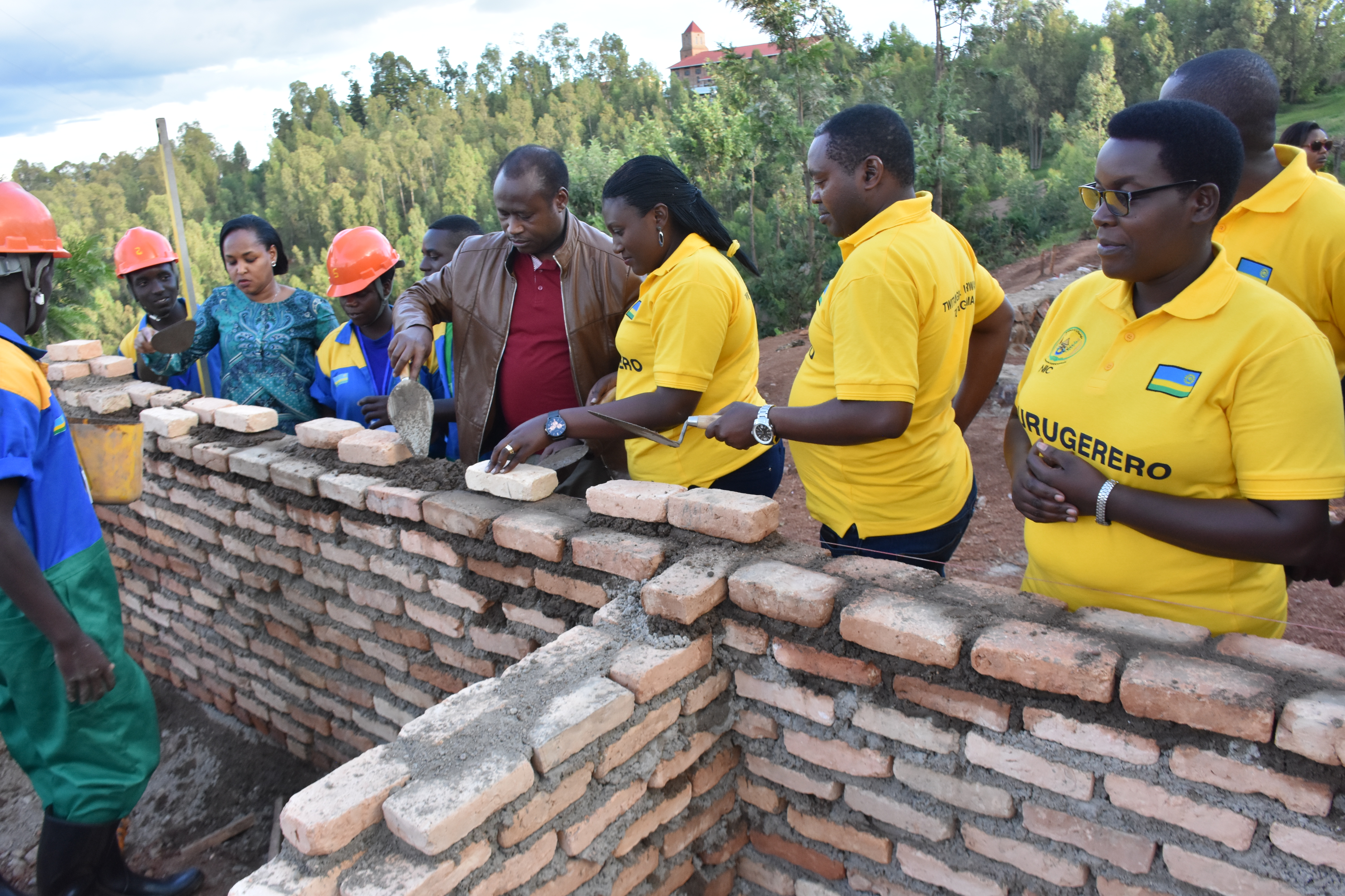 Kamonyi/Urugerero: Minisitiri Ndagijimana Uzziel yamurikiwe ibimaze gukorwa n’iby’itezwe